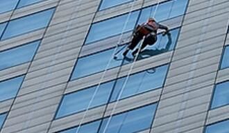 高空保潔的時(shí)候，如何刮去多余的水痕呢？